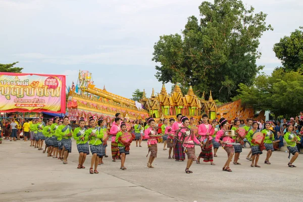 Rasisalai, Sisaket, TAILANDIA - 31 DE MAYO DE 2019: Grupo tailandés actuando — Foto de Stock