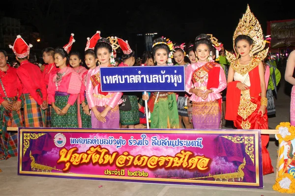 Rasisalai, Sisaket, Thaiföld-május 31, 2019: thai csoport előadóművészet — Stock Fotó
