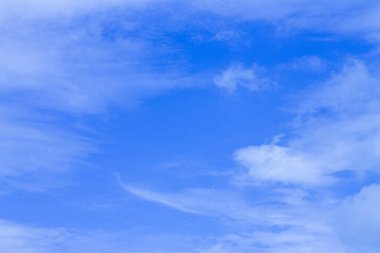 Beyaz bulutlu mavi gökyüzü metin girdisi için yer bırak.