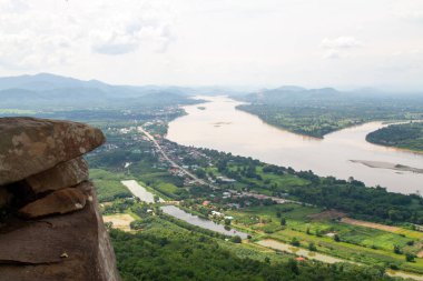 Laos bölgesi yukarıdan görüldü. Tayland ve Laos arasında bölünmüş bir Mekong Nehri var. Mekong Nehri kıyısında küçük bir köy gördüm.