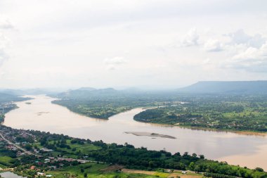 Laos bölgesi yukarıdan görüldü. Tayland ve Laos arasında bölünmüş bir Mekong Nehri var. Mekong Nehri kıyısında küçük bir köy gördüm.