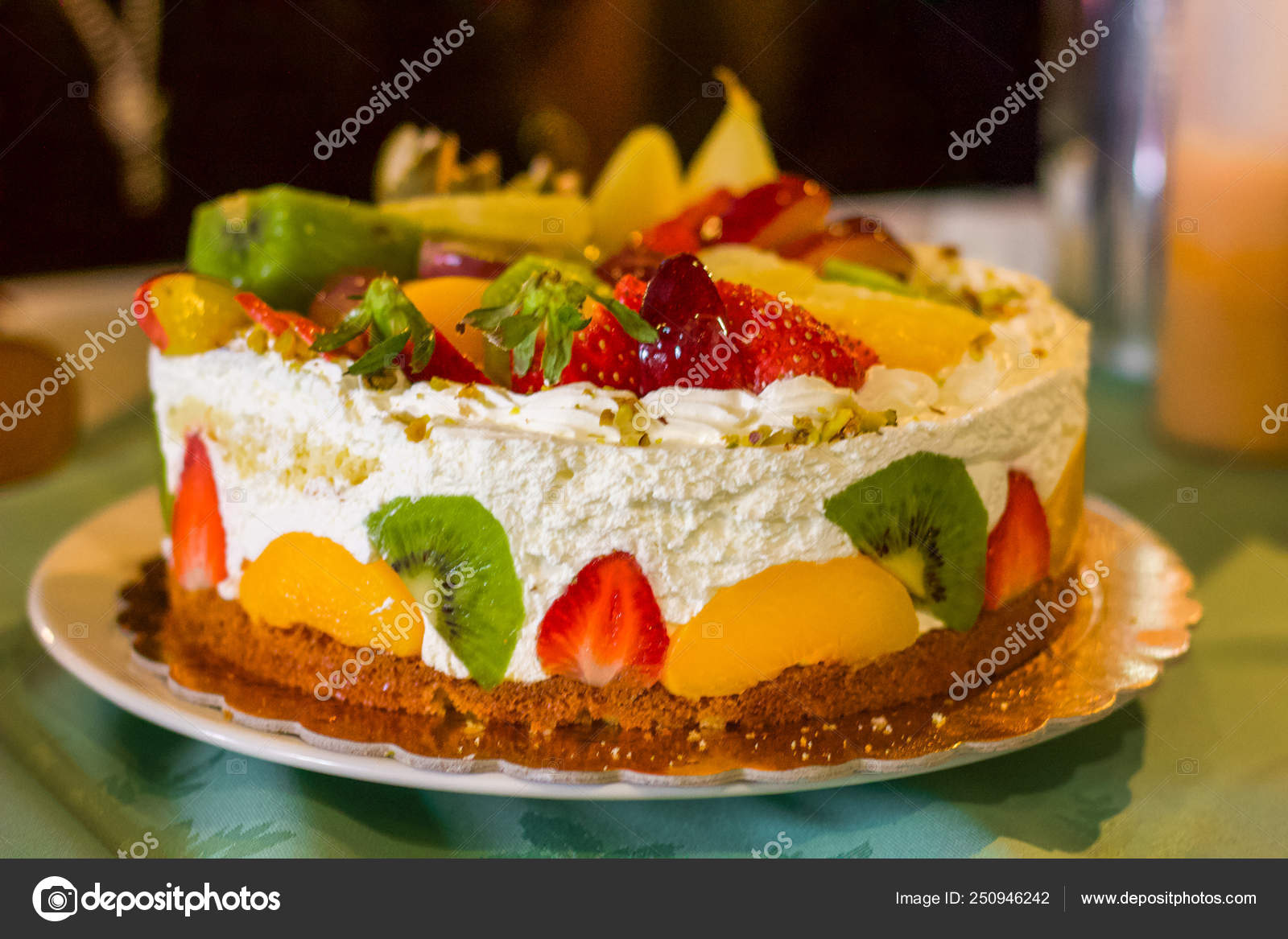 Gateau D Anniversaire Plein De Creme Fraiche Et De Fruits Fraises Kiwi Photographie Seanatalioti C