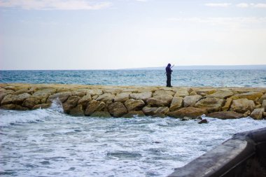Yerel balıkçı bir gün dışarı deniz kenarında olması