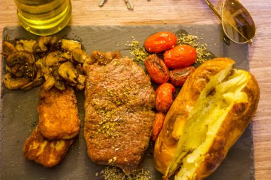 Organik zeytinyağı, patates pişmiş pişmiş biftek, erik domates, mantar