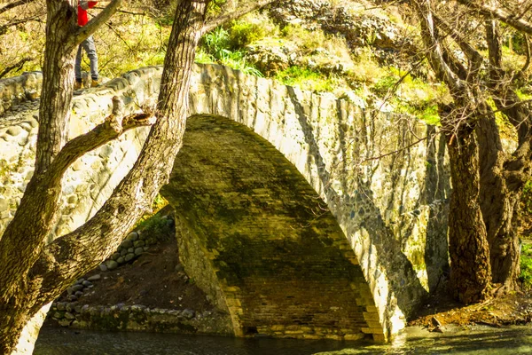 Μια Γέφυρα Του Ποταμού Παλιά Πέτρινη Γέφυρα Όπου Άνθρωποι Σταματούν — Φωτογραφία Αρχείου