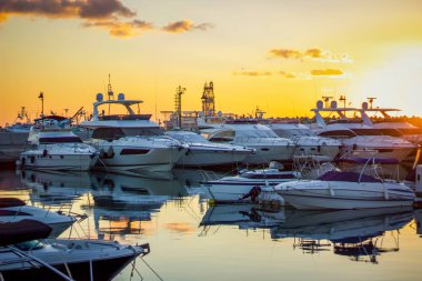Limasol, Kıbrıs, 12, 28, 2018: Güneşin doğuşunu, Limasol Marina