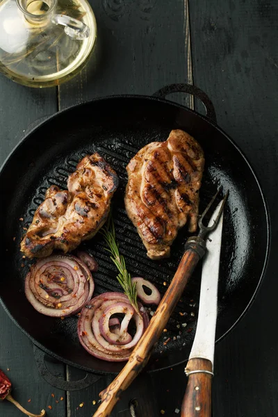 Bife Grelhado Porco Com Especiarias Alecrim Pimenta Uma Frigideira Fundo — Fotografia de Stock