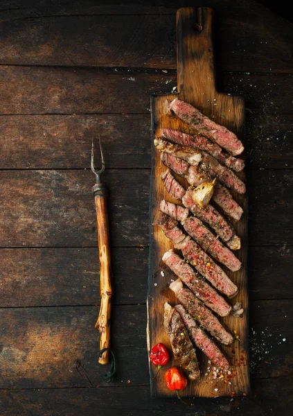 Bife Grelhado Médio Fatiado Com Sal Especiarias Alecrim Tábua Corte — Fotografia de Stock