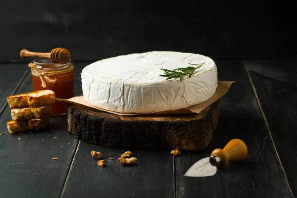 Brie Fromage Miel Romarin Sur Fond Sombre — Photo