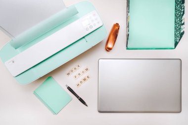 Diz üstü bilgisayarı, yazıcısı, malzemeleri ve ahşap bloklarda 