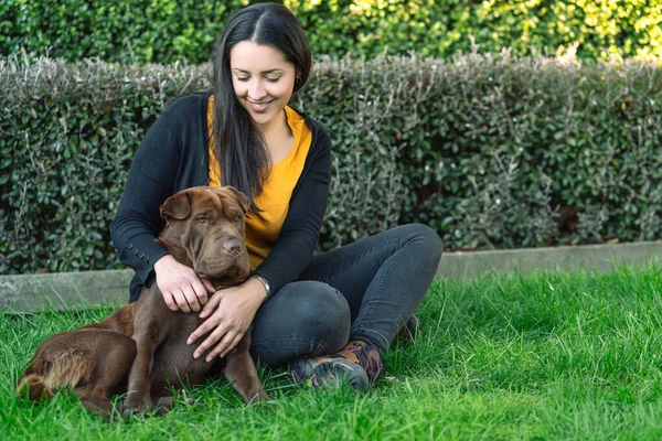 Die Junge Lateinamerikanerin Sitzt Gras Neben Ihrem Hund Haustierkonzept — Stockfoto