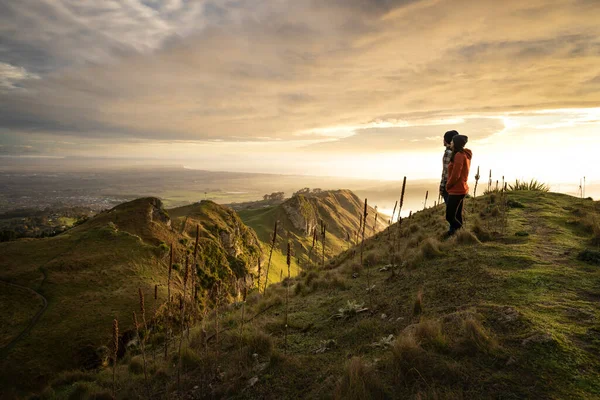 在新西兰霍克湾的Te Mata山顶 男人和女人正在凝视着美丽的风景 — 图库照片