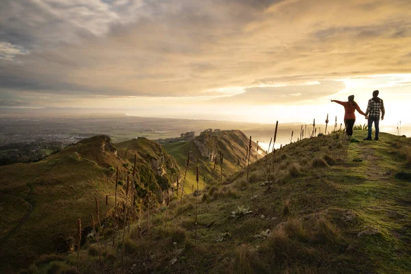 夫妇俩手牵手在山顶上散步 Mata Peak Hawke Bay 新西兰 — 图库照片