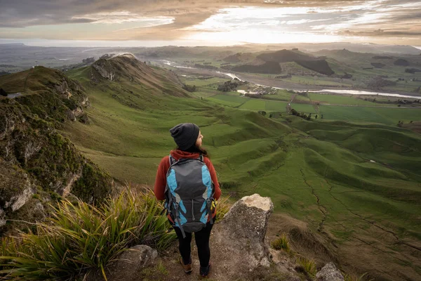 站在新西兰霍克湾Te Mata山顶的女背包客 旅行者的概念 — 图库照片