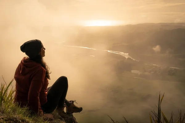 Eine Junge Frau Sitzt Einem Nebligen Morgen Auf Dem Gipfel — Stockfoto