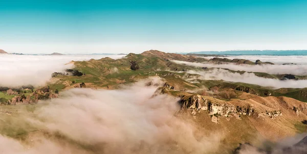 朝のテマタピークでは Erin山の光景を霧に満ちている ニュージーランドのホーク湾 風景写真 — ストック写真