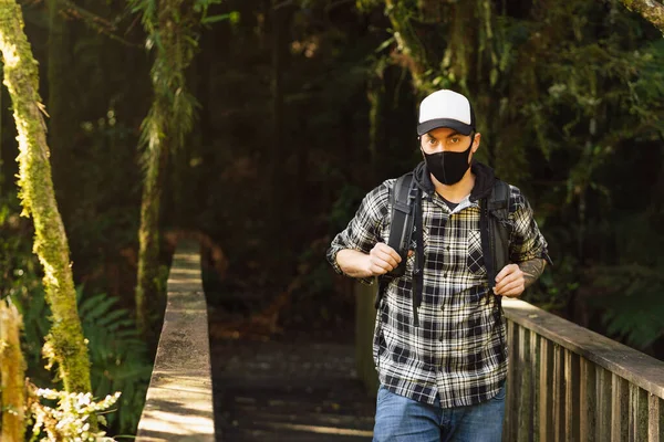 Homme Portant Masque Facial Sur Pont Bois Sur Forêt Nouveau — Photo