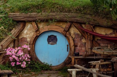 Hobbiton Film Seti Turu 'ndaki Hobbit deliğinin mavi kapısı. Eylül 2020, Matamata, Yeni Zelanda. Yüzüklerin Efendisi ve Hobbit Filmleri