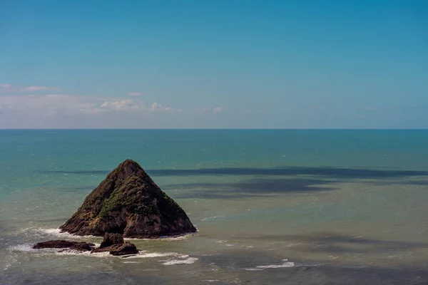 Malerische Landschaft Einer Kleinen Insel Inmitten Des Blauen Ozeans Mit — Stockfoto