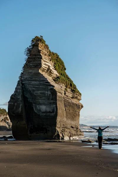 Femme Sur Plage Côté Une Grande Formation Rocheuse Connue Comme — Photo