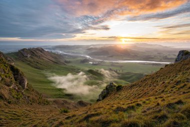 Te Mata Tepesi 'nde destansı bulutlu gün doğumu. Hawke Körfezi, Yeni Zelanda.