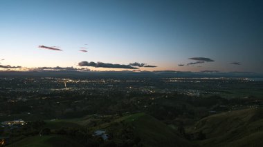 Şafak vakti Te Mata Peak 'ten Hastings' in şehir manzarası. Hawke Körfezi, Yeni Zelanda