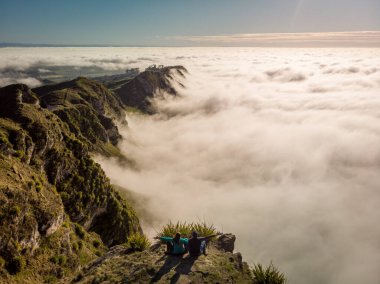 Te Mata Zirvesi 'nin sisli gündoğumunun keyfini çıkaran bir çiftle etkileyici bir manzarası var..
