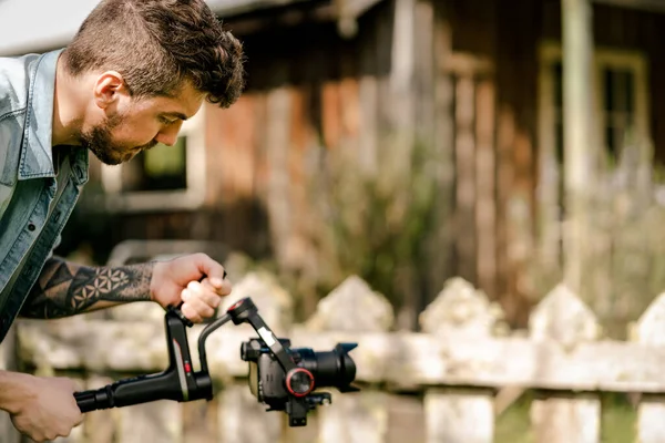 Caucasian Man Filming Professional Gimbal Camera Copy Space — Stock Photo, Image