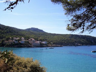 Bucht Mallorcas mit Booten