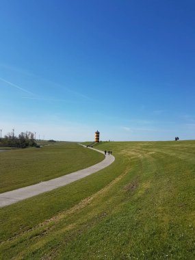 Leuchtturm auf dem Deich an der Nordsee