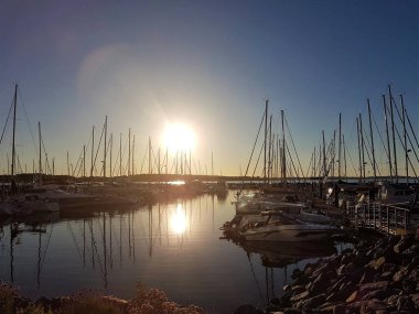 Schiffe in der Bucht im Abendlicht