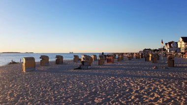 Strand mit Strandkoerben an der Promenade von Laboe