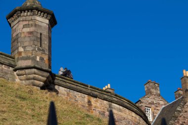Mavi gökyüzünün altında birkaç Edinburgh