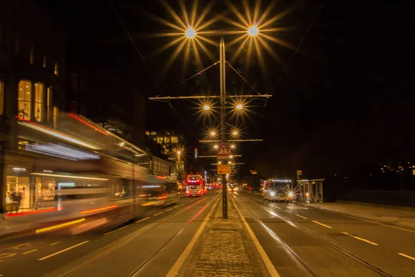 Gece 3'te Edinburgh şehir sokak hayatı