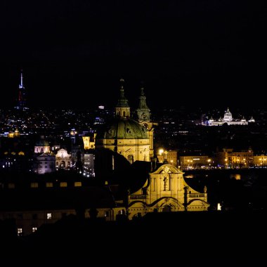 Aydınlatılmış yağmurlu Prag kentinde gece görünümü
