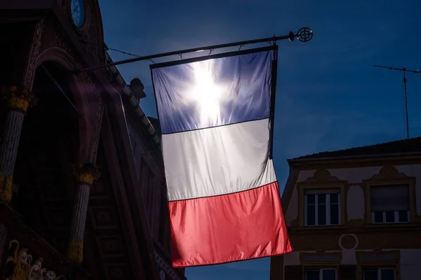 Mulhouse şehrinde bir Fransız Tricolore güneş çapraz