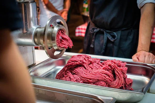Hamburger et taze bir et değirmeni tarafından kıyılmış