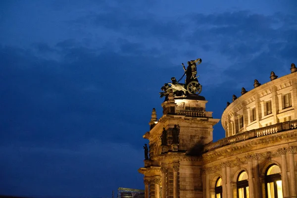 Gece gökyüzü önünde Dresden Semper Operası üzerinde Panther-Quadriga