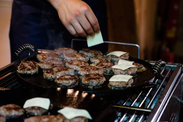 Hamburger di cervo fritti su una griglia — Foto Stock