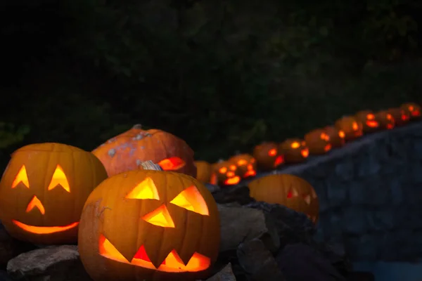 Φωτισμένη οικογένεια Jack-O-Lantern που επισκέπτεται το Μαύρο Δάσος — Φωτογραφία Αρχείου