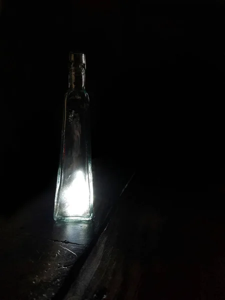Luzes aparentemente eminentes de uma garrafa de antiguidades — Fotografia de Stock