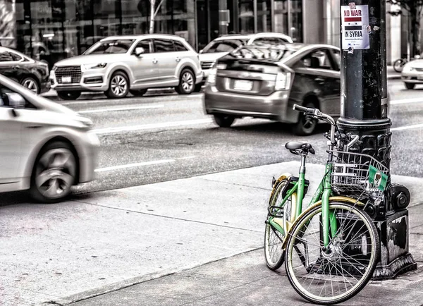 Encerrado bicicleta en la concurrida calle de la ciudad — Foto de Stock