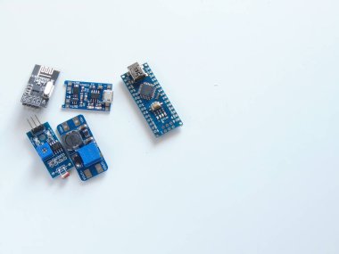 Beyaz arkaplanda elektronik bileşenler