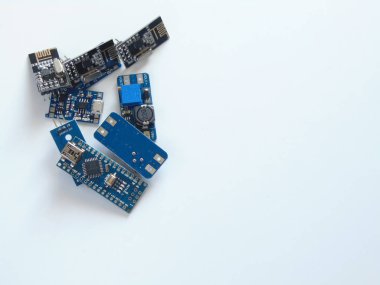 Beyaz arkaplanda elektronik bileşenler