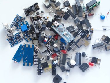 Beyaz arkaplanda elektronik bileşenler