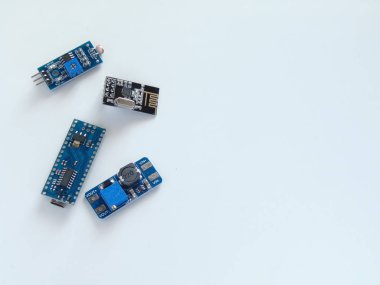 Beyaz arkaplanda elektronik bileşenler