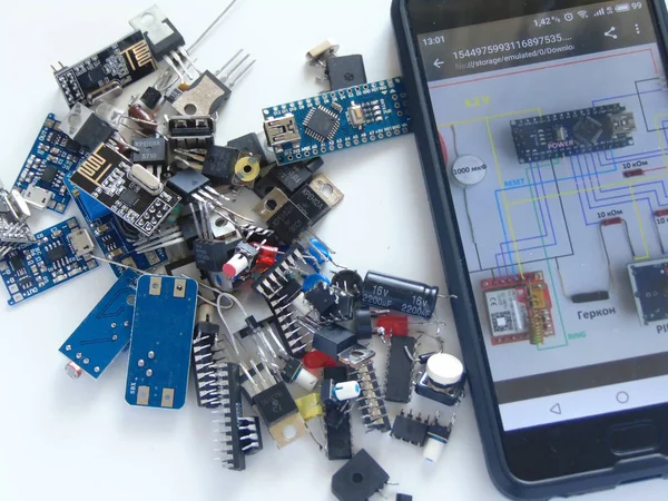 Beyaz arkaplanda elektronik bileşenler