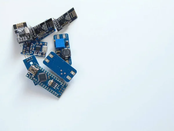 Beyaz arkaplanda elektronik bileşenler