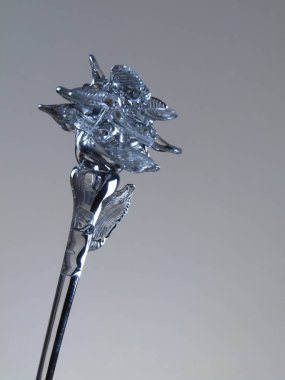 gri arka planda cam çiçek