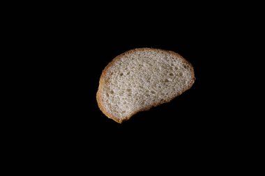 Siyah arka planda ekmek parçası
